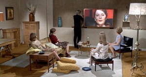 "The ZOOM, Montag - fix the zoom! It's not working properly - it's stuck. We can't yet see all the pores on her face. Ahh, pores... they are so relaxing..."